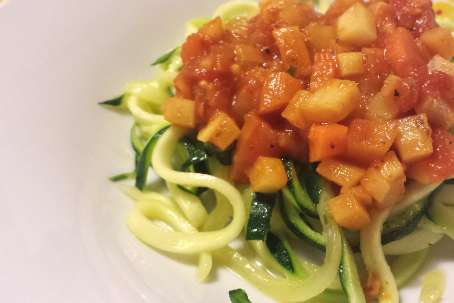 Vegane Bolognese auf Zucchini-Nudeln