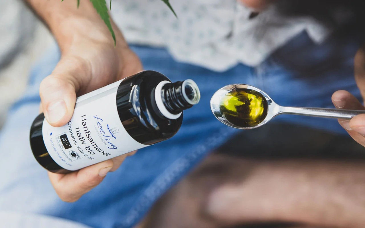 Hanfsamenöl nativ bio von feeling wird auf einen Löffel gegossen