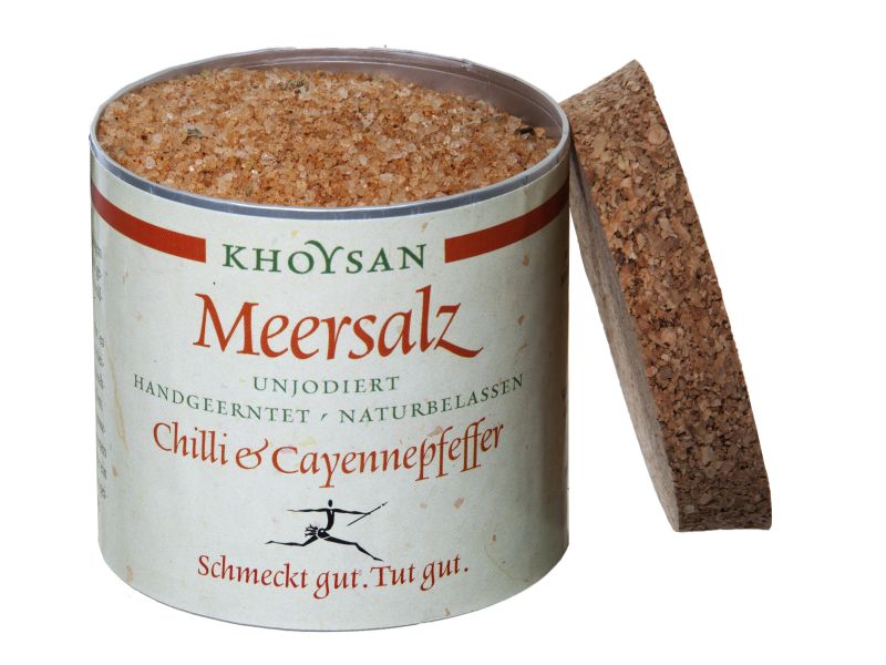 Meersalz mit Chili und Cayennepfeffer von khoysan, offene Dose mit Korkdeckel