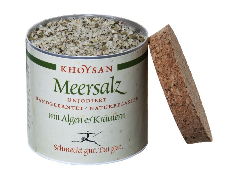 Meersalz mit Algen und Kräutern von khoysan, offene Dose mit Korkdeckel
