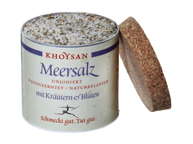 Meersalz mit Kräutern und Blüten von khoysan, offene Dose mit Korkdeckel