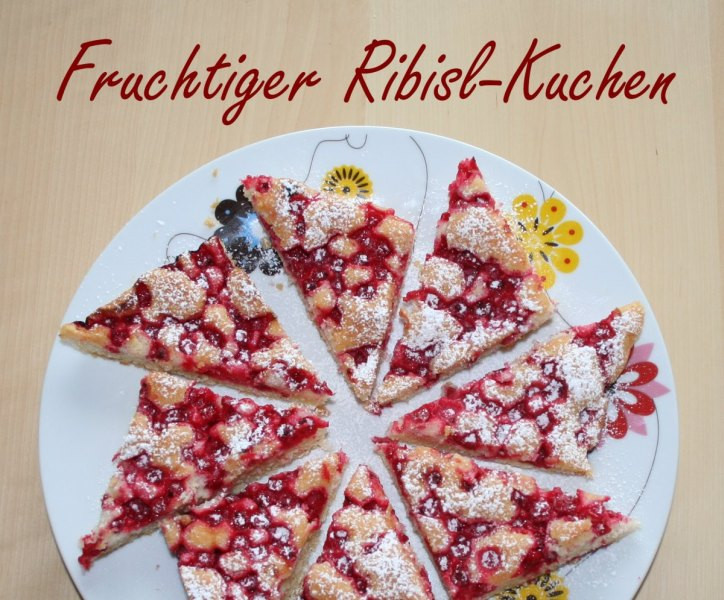 Frischer Ribisl-Blechkuchen