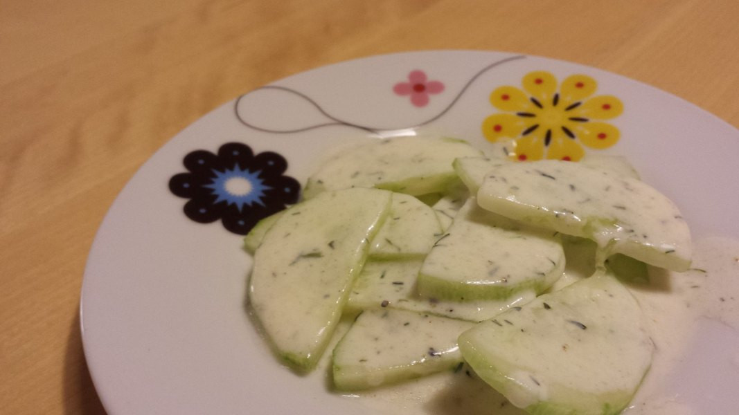Gurkensalat mit Hanfsamenöl-Joghurt-Dressing & Dill