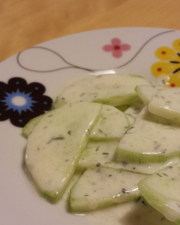 Gurkensalat mit Hanfsamenöl-Joghurt-Dressing & Dill