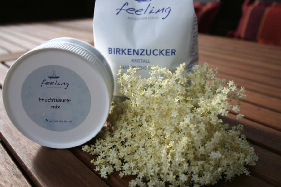 Holderblütensirup mit Birkenzucker (Holundersirup)