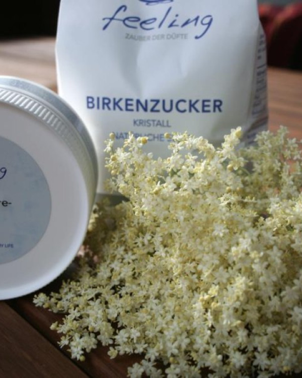Holderblütensirup mit Birkenzucker (Holundersirup)