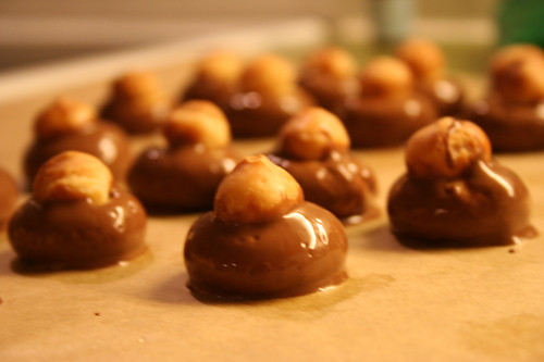Macadamia-Krone auf Marzipan