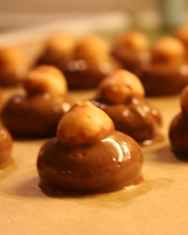 Macadamia-Krone auf Marzipan