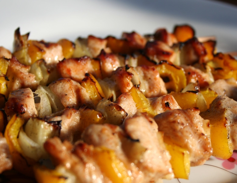 Puten-Paprika-Spießchen mit Zitrone