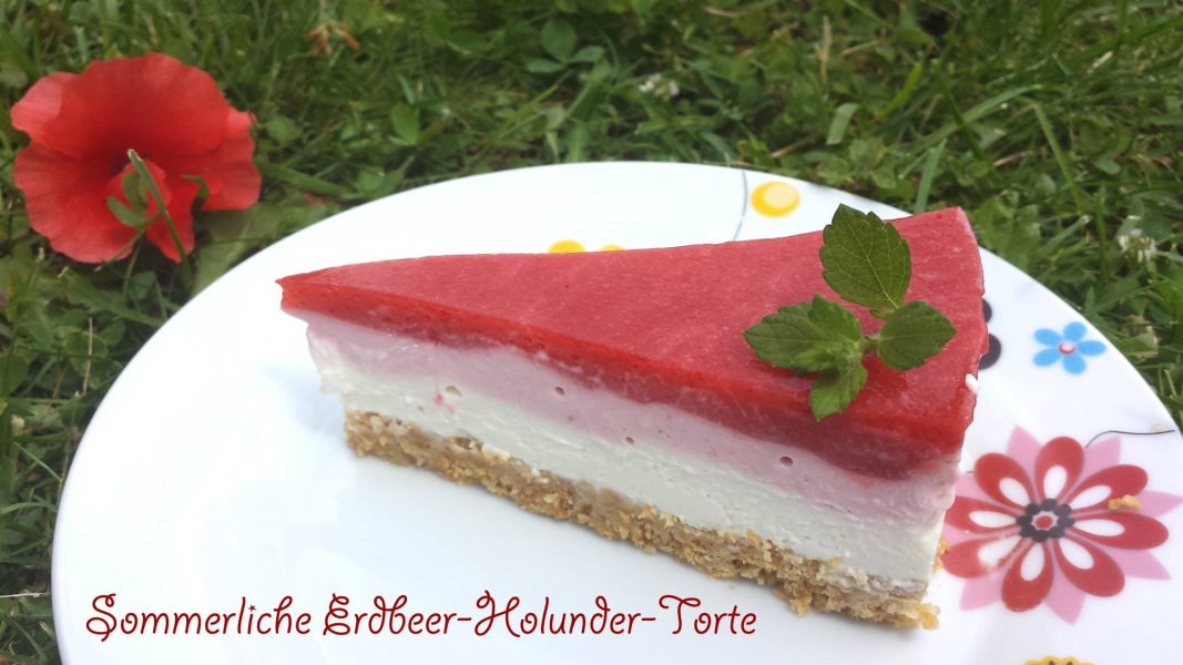 Sommerliche Erdbeer-Holunder-Torte