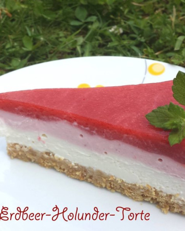 Sommerliche Erdbeer-Holunder-Torte