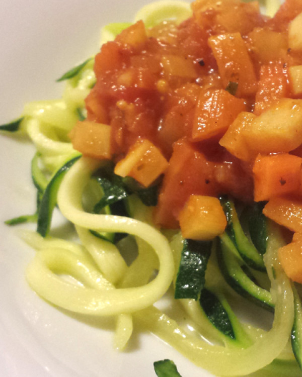 Vegane Bolognese auf Zucchini-Nudeln